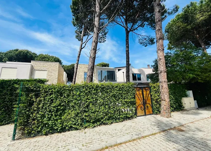 Villa Debora, Lura 3 Gjiri I Lalezit